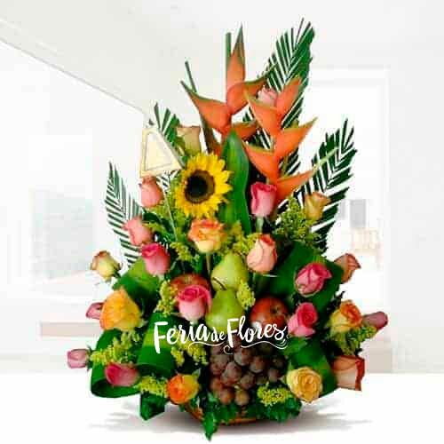 Diseño Floral con Frutas Tropical